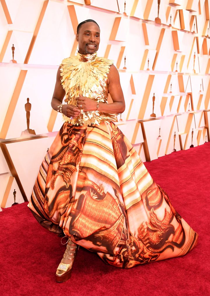 Billy Porter dans une robe audacieuse de Giles Deacon avec un corsage sans manches doré orné de plumes et d'une jupe imprimée.&nbsp;92e cérémonie des Oscars, dans la nuit du dimanche 9 au lundi 10 février à Los Angeles.&nbsp; (JENNIFER GRAYLOCK / MAXPPP)