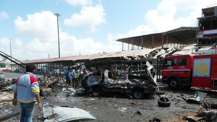 Les secours sur le site d'un attentat à la voiture piégée à Jableh, ville alaouite de Syrie, le 23 mai 2016. (AFP)