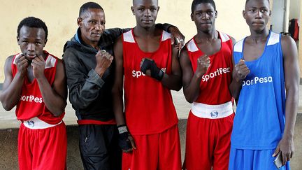 John Kimani entouré de ses élèves déclare&nbsp;: "Ici, au MNBC, nous ne faisons pas payer. Nous le faisons pour rendre service à la communauté." Il ajoute&nbsp;: "S’ils viennent ici, ce n’est pas seulement pour le sport, nous leur offrons des leçons de vie."&nbsp; (REUTERS / NJERI MWANGI)