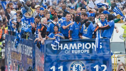 Les joueurs de Chelsea c&eacute;l&egrave;brent leur titre de champions d'Europe sur le toit d'un bus &agrave; imp&eacute;riale, le 20 mai 2012, &agrave; Londres (Royaume-Uni). (LEON NEAL / AFP)