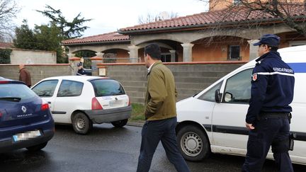 Des gendarmes post&eacute;s &agrave; Pinsaguel (Haute-Garonne) devant la maison d'un des adolescents r&eacute;cup&eacute;r&eacute;s en Turquie, apr&egrave;s avoir voulu partir en Syrie pour participer au conflit. (ERIC CABANIS / AFP)