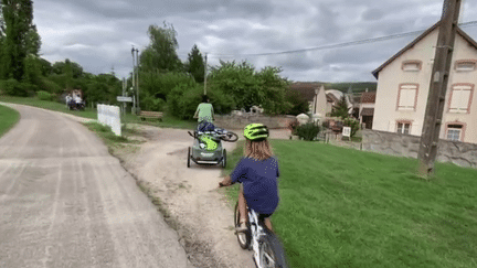 Vacances : un couple transformé son jardin en camping (France 3)