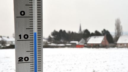 Une photo d'un thermomètre prise à&nbsp;Godewaersvelde (Nord), le 2 décembre 2010. (PHILIPPE HUGUEN / AFP)