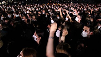 Le public masqué mais euphorique à l’AccorHotels Arena de Bercy pour le "concert test" d'Indochine, organisé avec l'APHP.&nbsp; (CLAIRE LEYS / RADIO FRANCE)