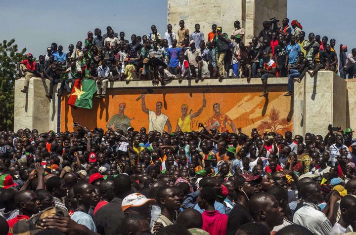 Des Burkinabè, réunis devant un bâtiment du gouvernement à Ouagadougou, en attente le 31 octobre 2014 de l'annonce d'un dirigeant par intérim après la chute de l'ancien président Blaise Compaoré.  (Theo Renaut/AP/Sipa)