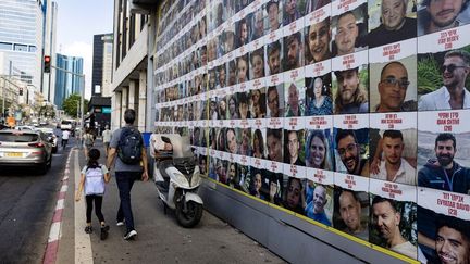 Un mur de Tel-Aviv (Israël) avec les portraits des otages israéliens retenus par le Hamas, le 11 août 2024. (OREN ZIV / AFP)