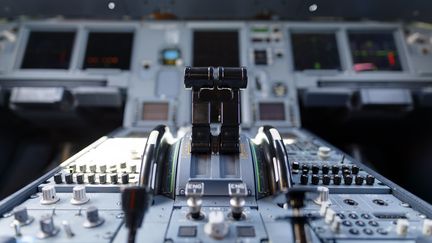 Un cockpit d'avion commercial. Photo d'illustration. (CHRISTOPH HARDT/GEISLER-FOTOPRES / GEISLER-FOTOPRESS)