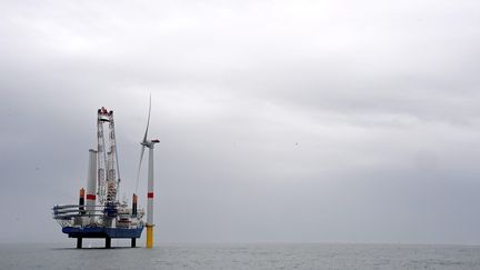 Installation d'une éolienne au large de Saint-Nazaire, le 12 avril 2022. (JEROME FOUQUET / MAXPPP)