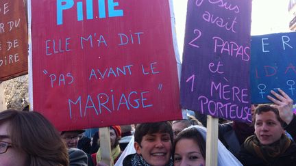 Ainsi que des couples comme ces deux jeunes filles qui s'attaquent avec d&eacute;rision aux religieux notamment catholiques, nombreux &agrave; avoir d&eacute;fil&eacute; contre le projet de loi. (VINCENT DANIEL / FRANCETV INFO)