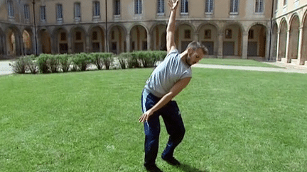 "Hydre" de Yuval Pick présenté dans le cloître de l'abbaye de Cluny 
 (France 3 / Culturebox)