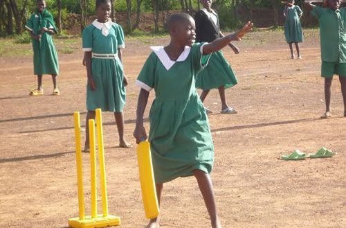 Des élèves s'entrainent au cricket dans une école. (DR)