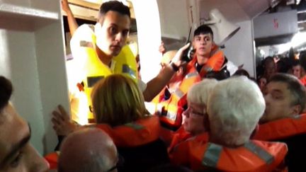 Dans le "Costa Concordia", peu apr&egrave;s le naufrage, le 13 janvier 2012. (SAMAH SOULA, DOMINIQUE MASSE, BENO&Icirc;T GADREY, DENIS GUERIN, J.C. RIMBERT, FRANCE 3 BUREAUX R&Eacute;GIONAUX)