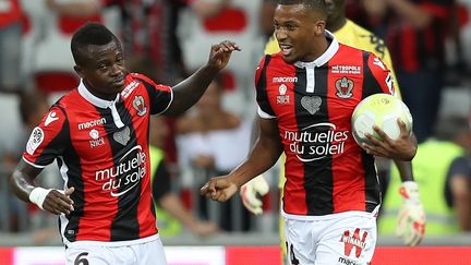 Les Niçois Jean-Michaël Seri et Alassane Pléa. (VALERY HACHE / AFP)