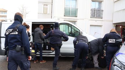 La police devant un immeuble du quartier de la Gare, à Saint-Priest, le 18 janvier 2023.&nbsp; (RICHARD MOUILLAUD / MAXPPP)