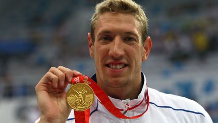 La première médaille d'or du français Alain Bernard aux 100 m nage libre à Pékin, le 14 août 2008, en Chine. (VLADIMIR RYS / BONGARTS / GETTY IMAGES 2008)