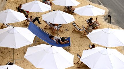 Transats et parasols en bord de Seine, le 8 ao&ucirc;t 2015, pour l'op&eacute;ration Paris Plages, qui dure du 20 juillet au 16 ao&ucirc;t. (HUGO MATHY / AFP)