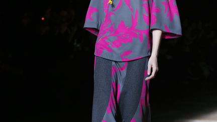 Jupes mi-longues.  Il n'y a pas que le court et le long. Les jupes mi-longues et évasées, assez compliquées à porter mais qui peuvent être très féminines, sont partout. Chez Dries Van Noten, elles arrivent sous le genou ou à mi-mollet, tout comme ceux de Véronique Leroy. Un peu dans la même tendance, les pantalons se raccourcissent et se portent plus larges, jusqu'à ressembler à la jupe-culotte. Celle-ci, déjà portée dans la rue par des fashionistas, devrait revenir. 
 (FRANCOIS GUILLOT / AFP)