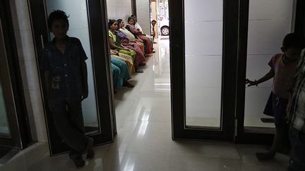 Des mères porteuses attendent pour un examen de routine dans le centre Akanksha IVF d’Anand. 
 
En dix ans, plus de cinq cents Indiennes se sont rendues dans cette ville, surnommée la «capitale de la maternité de substitution», pour devenir des mères porteuses pour des familles venues du monde entier. Les couples français ne peuvent s’y rendre, car la loi en France interdit la gestation et la procréation pour autrui.
 
Depuis le début de l’année 2013, le gouvernement a interdit l'obtention de visas pour les homosexuels et les célibataires venus en Inde pour une maternité de substitution. (REUTERS / Mansi Thapliyal)