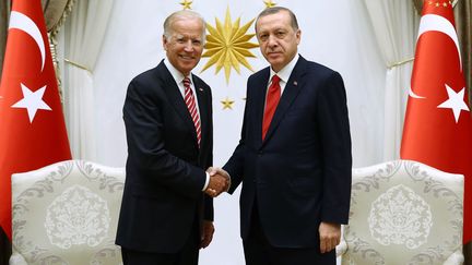 Le vice-président américain, Joe Biden, et le président turc, Recep Tayyip Erdogan, à Ankara&nbsp;(Turquie), le 24 août 2016. (KAYHAN OZER / ANADOLU AGENCY / AFP)