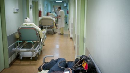 Par manque de lits, trop de patients passent la nuit sur des brancards aux urgences (photo d'illustration). (MARTIN BUREAU / AFP)