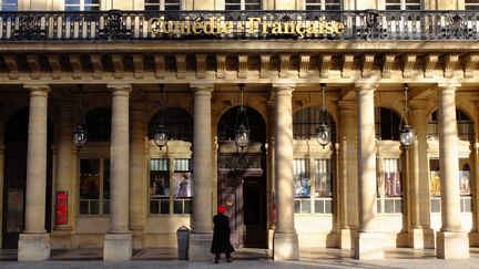 La façade de la salle de spectacle de la Comédie Française rue de Rivoli à Paris. (BRUNO LEVESQUE / MAXPPP)