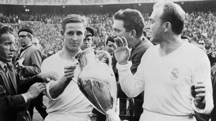 Raymond&nbsp;Kopa&nbsp;(1956-1959).&nbsp;Après avoir participé aux exploits du Stade Reims, le Français rejoint le Real Madrid.&nbsp;Aux côtés de la légende Alfredo Di Stefano&nbsp;(ici à droite sur la photo, avec Kopa), il&nbsp;réussit notamment à remporter enfin la Ligue des champions, en 1957, 1958 et 1959, ainsi que deux titres de champion d’Espagne.&nbsp;Son passage au Real lui permet aussi de devenir le premier Français à recevoir le Ballon d’or en 1958. (STAFF / AFP)