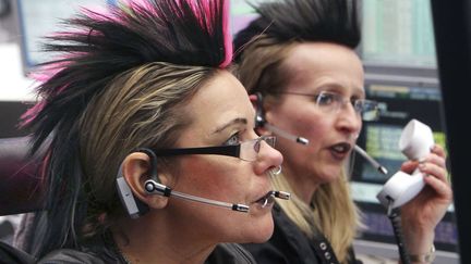 A la Bourse de Francfort (Allemagne), les traders aussi c&eacute;l&egrave;brent Mardi gras, le 21 f&eacute;vrier 2012. (MICHAEL PROBST / AP / SIPA)