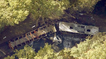 Une vue a&eacute;rienne de la collision frontale entre un bus et un camion qui a fait au moins 43 morts &agrave; Puisseguin (Gironde), le 23 octobre 2015. (REGIS DUVIGNAU / REUTERS)