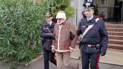 Le chef mafieux Matteo Messina Denaro lors de son arrestation à Palerme (Italie), le 16 janvier 2023. (ITALIAN CARABINIERI PRESS OFFICE / AFP)