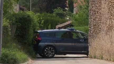 Dans l'Ain, un jeune homme a tué cinq personnes dont trois enfants, avant d'être neutralisé par le GIGN, mercredi 20 juillet. Le point sur le profil du tueur avec le journaliste Denis Sébastien, en direct depuis Douvres. (FRANCE 2)