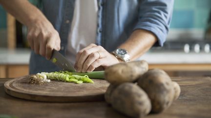 Un homme cuisine. (Illustration).&nbsp; (SIGRID OLSSON / MAXPPP)