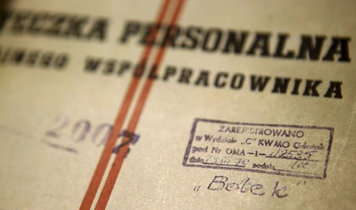 Document qui remonterait à l'époque communiste sur lequel on lit le nom «Bolek», qui aurait été le nom d'agent de Walesa. En haut, on peut lire: «Dossier personnel de collaborateur», suivi de «enregistré au département de police de Gdansk».  ( REUTERS - Kacper Pempel)