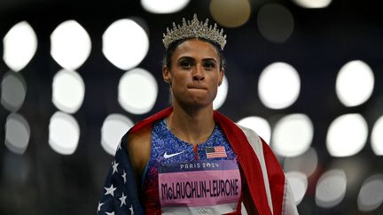 Sydney McLaughlin a sorti la couronne après sa victoire sur le 400 mètres haies des Jeux olympiques de Paris, le 8 août 2024 au Stade de France. (ANDREJ ISAKOVIC / AFP)