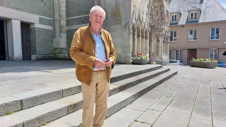 Yves Fauvel sur les marches de la cathédrale de Saint-Lô (Manche), en juin 2024. (AGATHE MAHUET / RADIOFRANCE)