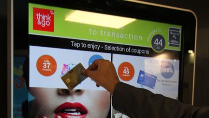 Les écrans think'n go intègrent une couche de connectivité permettant d'interagir avec une carte bancaire ou un smartphone (Think'n Go)