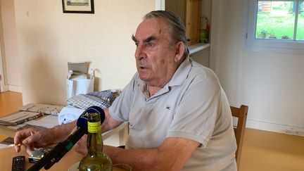 Raphael Géminiani, légende du cyclisme français, attend le début du Tour de France 2020 depuis sa résidence à&nbsp;Pérignat-sur-Allier (Puy-de-Dôme), le 10 juillet 2020. (ROMAIN LUQUIENS / RADIO FRANCE)