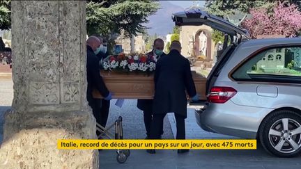 Des funérailles à Bergame (Italie) (FRANCEINFO)