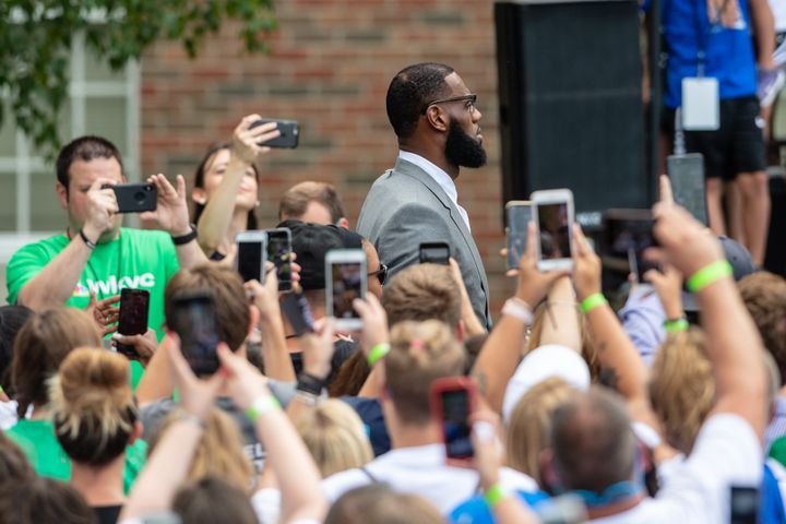 Le basketteur LeBron James avant l'inauguration de son école "I promise" à Akron (Ohio), le mardi 31 juillet 2018. (JASON MILLER / GETTY IMAGES NORTH AMERICA)