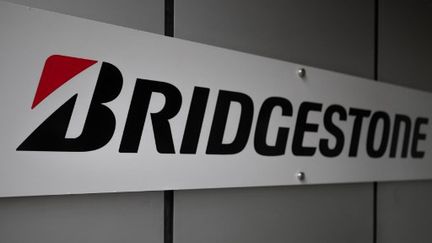 Le logo Bridgestone, au siège social de l'entreprise, à Tokyo, au Japon, le 12 novembre 2020. (PHILIP FONG / AFP)