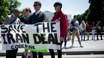 Des manifestants protestent devant la Maison Blanche, à Washington (Etats-Unis), après l'annonce du retrait américain de l'accord sur le nucléaire iranien, le 8 mai 2018. (BRENDAN SMIALOWSKI / AFP)