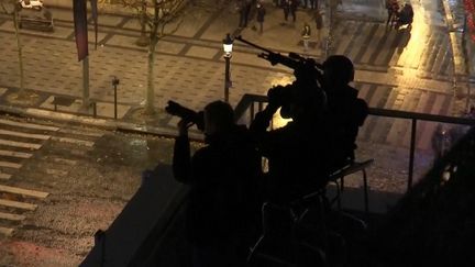 Des snipers postés sur les toits de Paris, lors de la manifestation des "gilets jaunes", le 1er décembre 2018. (REUTERS)