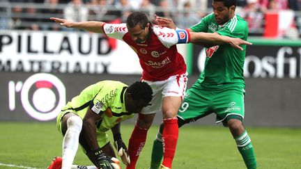 Kossi Agassa et Mickael Tacalfred protègent le ballon devant Brandao (FRANCOIS NASCIMBENI / AFP)