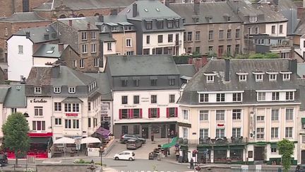 Les vacances d'été débutent dans trois semaines. La Belgique, elle, tend les bras aux touristes dès lundi 15 juin, jour de réouverture des frontières. Dans la commune belge de Bouillon, les professionnels trépignent d’impatience. (FRANCE 3)