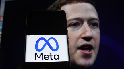 Le logo de Meta (anciennement Facebook) et son patron, Mark Zuckerberg. (MOURAD ALLILI / MAXPPP)