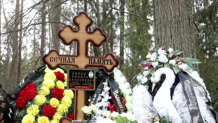 La Russie ne communique pas sur les pertes enregistrées depuis le début de la guerre en Ukraine. Selon l'OTAN, entre 7 000 et 15 000 soldats russes auraient été tués. La mort fait partie du récit national, révisé par la propagande. (franceinfo)