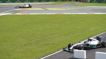 Lewis Hamilton profite du freinage raté de Nico Rosberg pour prendre la tête du GP d'Italie à Monza (OLIVIER MORIN / AFP)