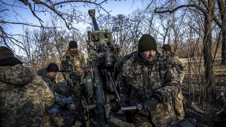 Des soldats ukrainiens près de Bakhmout, dans le Donbass (Ukraine), le 7 mars 2023. (NARCISO CONTRERAS / ANADOLU AGENCY / AFP)