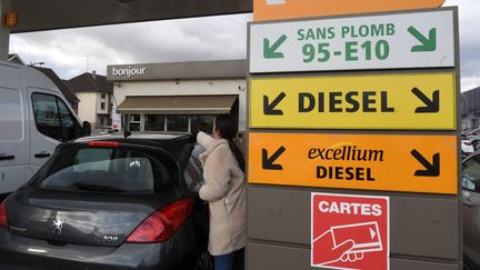 Une automobiliste fait le plein dans une station-service, à Strasbourg, le 11 février 2022. (MAXPPP)