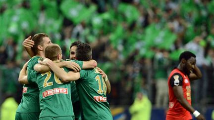 Le bonheur des Stéphanois à l'issue de leur victoire en finale de Coupe de la Ligue face à Rennes.  (FRANCK FIFE / AFP)