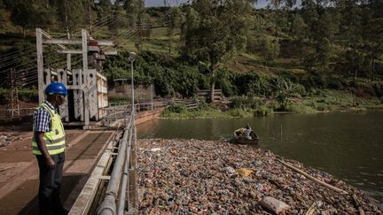 Le barrage de Ruzizi attire comme un aimant les milliers de bouteilles, bidons et autres détritus jetés dans l’eau car "comme le lac coule vers la rivière Ruzizi, petit à petit tous les déchets qu'on y jette viennent échouer ici, (…) s'entassent dans les installations à une profondeur de 14 mètres", explique à une équipe de l'AFP Liévin Chizungu, chef de production à la centrale Ruzizi I. &nbsp; (GUERCHOM NDEBO / AFP)